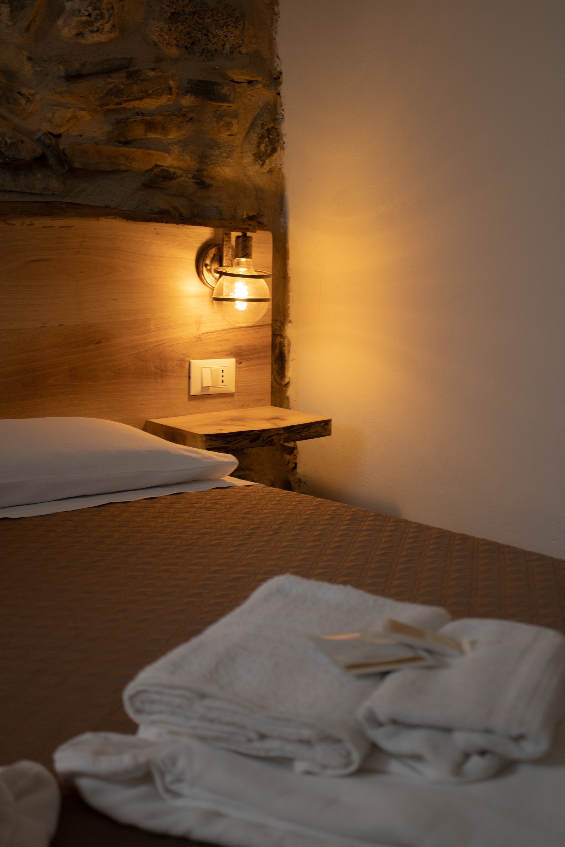 Camera da letto con muro in pietra