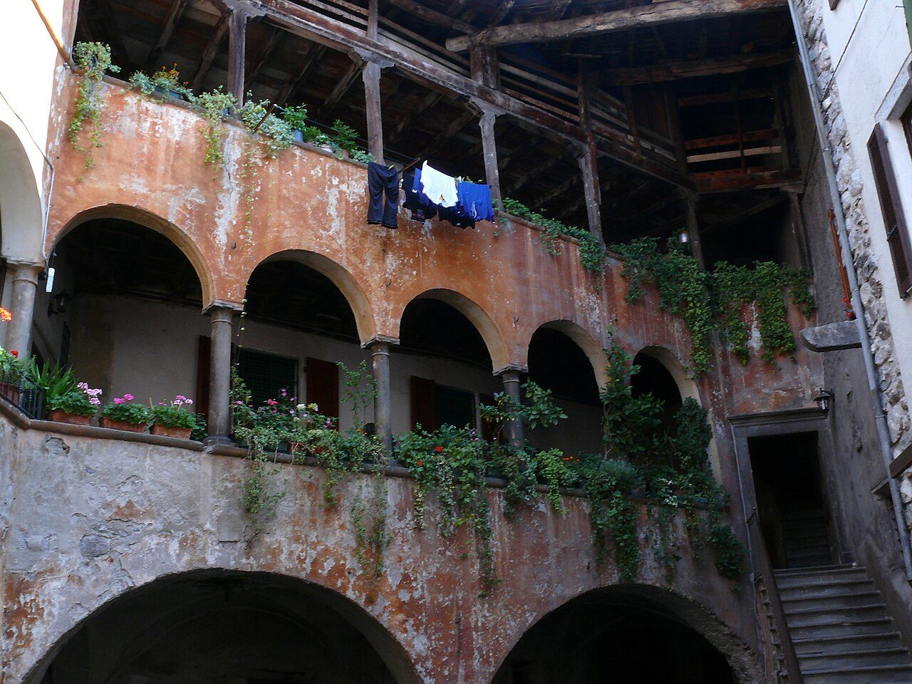 Cortile storico a Bienno